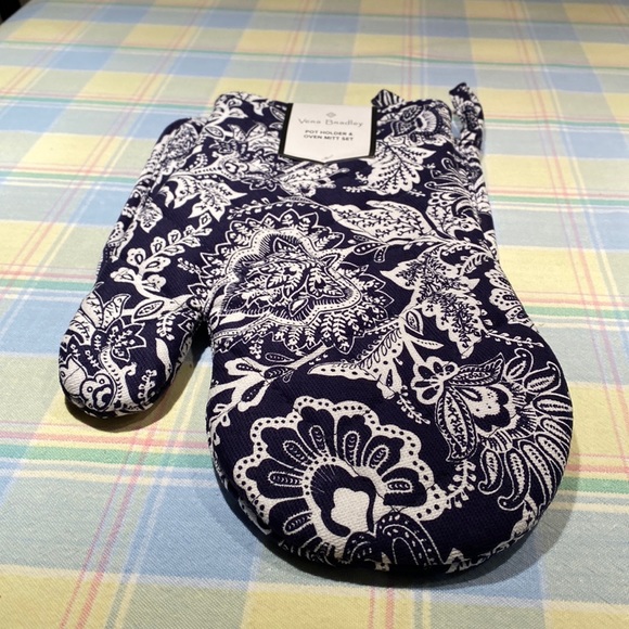 Vera Bradley Other - Vera Bradley new with tags navy and white pot holder and mitt set
